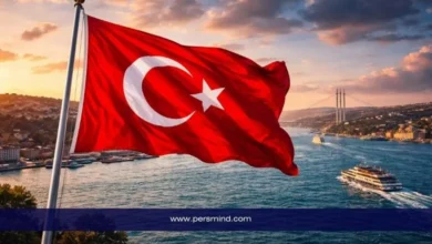 علم تركيا يرفرف فوق مضيق البوسفور في إسطنبول – صورة تعبر عن البرنامج الصيفي لجامعة أوزيجين في تركيا