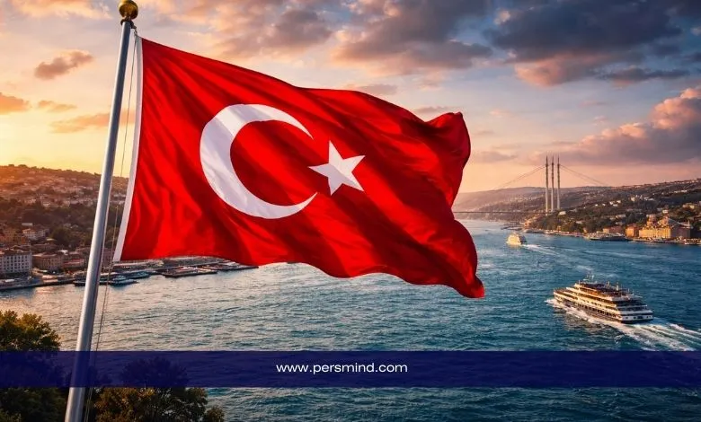 علم تركيا يرفرف فوق مضيق البوسفور في إسطنبول – صورة تعبر عن البرنامج الصيفي لجامعة أوزيجين في تركيا