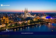 صورة لمدينة كولونيا في ألمانيا عند الغروب مع إطلالة على كاتدرائية كولونيا، تُستخدم في مقال التخصصات المطلوبة في ألمانيا.