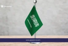 صورة لعلم المملكة العربية السعودية على مكتب، تُستخدم في مقال عن التخصصات المطلوبة في السعودية.