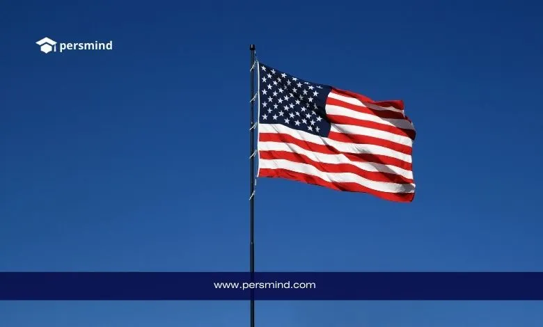 علم الولايات المتحدة الأمريكية مرفوع على سارية أمام سماء زرقاء صافية، مع شعار Persmind أسفل الصورة.