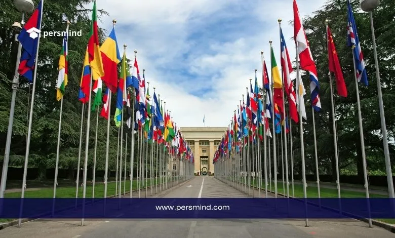 صورة لممر طويل تحيط به أعلام الدول المؤدية إلى مقر الأمم المتحدة في جنيف، تُستخدم في مقال برنامج التدريب الداخلي للمفوضية السامية لشؤون اللاجئين UNHCR.