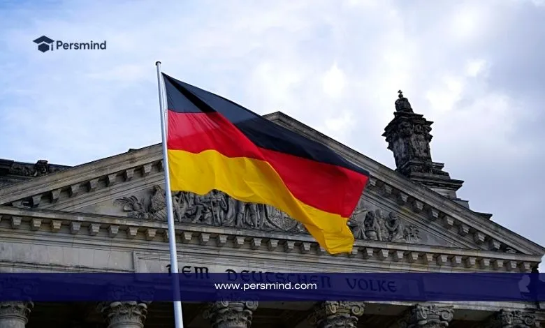 علم ألمانيا مرفوع أمام مبنى تاريخي في برلين يعكس بيئة الدراسة والمعاملات الرسمية للطلاب الدوليين