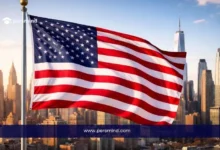 علم الولايات المتحدة أمام أفق مدينة حديثة يرمز إلى الدراسة في جامعة هارفارد في أمريكا