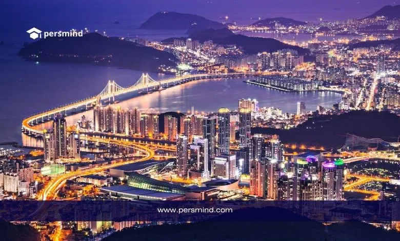 إطلالة ليلية على مدينة بوسان في كوريا الجنوبية مع الأضواء والجسور المضيئة، في صورة تعبيرية لمقال المخيم الصيفي للثقافة الكورية.