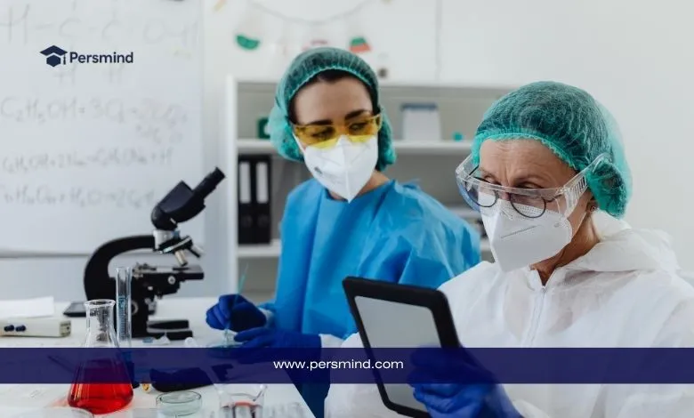 باحثتان تعملان داخل مختبر علمي باستخدام مجهر وجهاز لوحي ضمن برنامج تدريبي بحثي في المعهد المشترك للأبحاث النووية