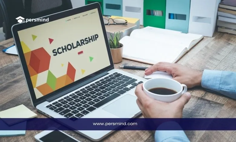 شخص يستخدم حاسوبًا محمولًا يظهر عليه عنوان Scholarship أثناء البحث عن منح دراسية كاملة التمويل للدراسة في الخارج