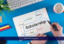 طالب يكتب كلمة Scholarship على جهاز لوحي محاط بمخطط تعليمي يتضمن التعلم والأهداف والإرشاد، في إشارة إلى المنح الدراسية كاملة التمويل