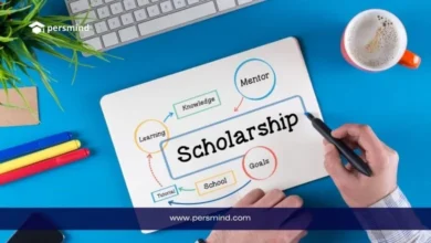 طالب يكتب كلمة Scholarship على جهاز لوحي محاط بمخطط تعليمي يتضمن التعلم والأهداف والإرشاد، في إشارة إلى المنح الدراسية كاملة التمويل