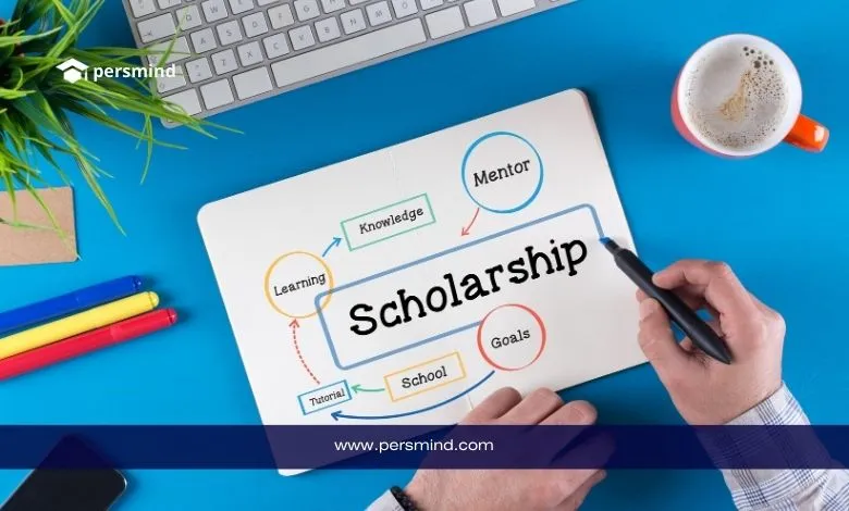 طالب يكتب كلمة Scholarship على جهاز لوحي محاط بمخطط تعليمي يتضمن التعلم والأهداف والإرشاد، في إشارة إلى المنح الدراسية كاملة التمويل