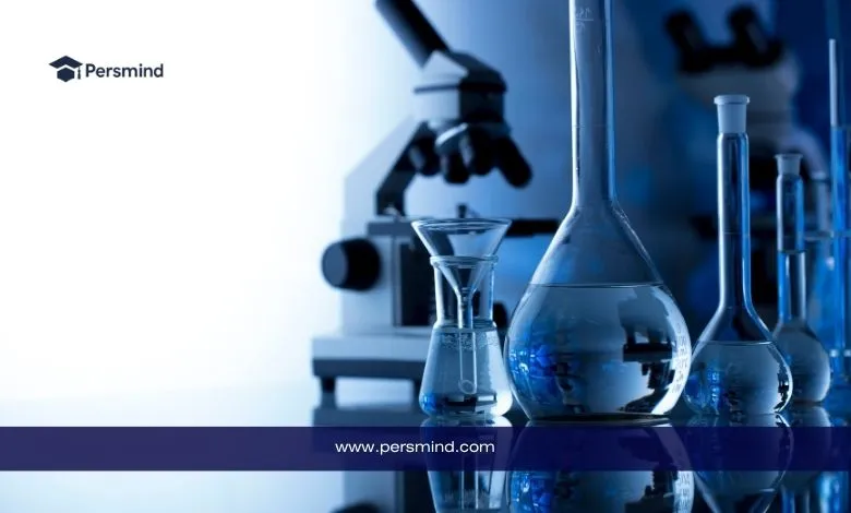 أدوات وأوانٍ مخبرية زجاجية داخل مختبر علمي مع ميكروسكوب في الخلفية، تُستخدم في مقال برنامج التدريب الصيفي KAIST-X في كوريا الجنوبية.