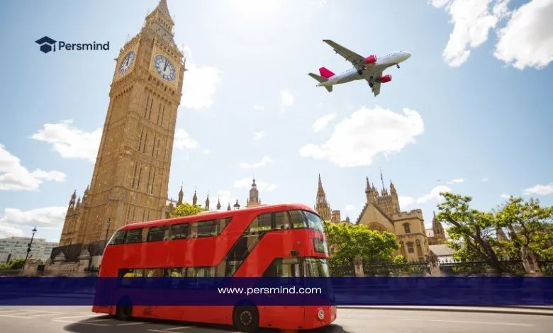 حافلة لندن الحمراء الشهيرة تمر أمام برج بيغ بن بينما تحلّق طائرة فوق المدينة، في صورة تعبيرية لبرنامج المتطوعين في مغامرات الكشافة بالمملكة المتحدة.