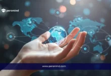 صورة ليد تحمل مجسّمًا مضيئًا لكوكب الأرض مع خريطة العالم في الخلفية، تُستخدم للتعبير عن برنامج ماكين للقادة العالميين (MGLP) لتطوير مهارات القيادة العالمية.