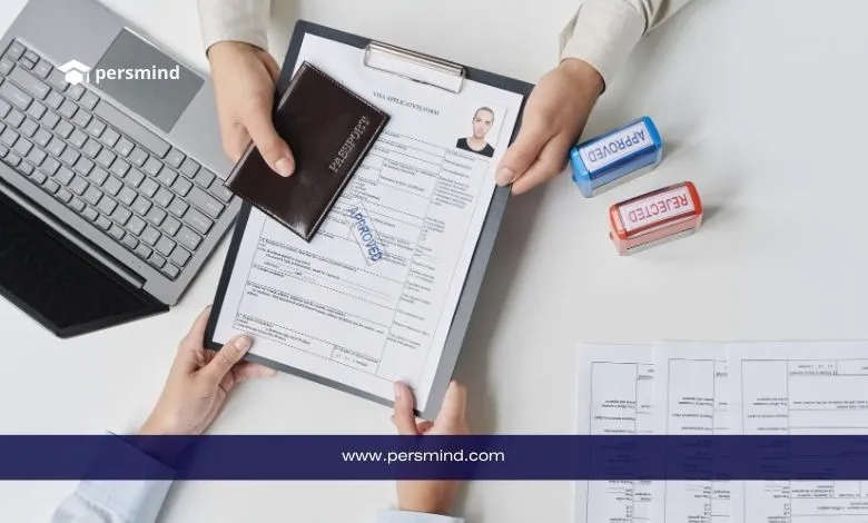 مسؤول يراجع طلب تأشيرة مع جواز سفر مختوم على مكتب، مع أدوات الموافقة والرفض، في مشهد يمثل خطوات التقديم للحصول على تأشيرة الطالب.