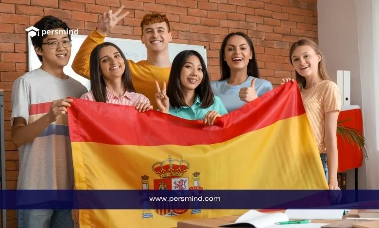 مجموعة طلاب يحملون علم إسبانيا في إطار تعلم اللغة الإسبانية والدراسة في إسبانيا