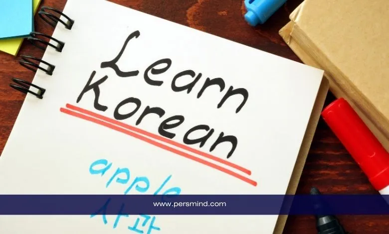 دفتر مكتوب عليه عبارة Learn Korean مع أدوات دراسة، يرمز إلى تعلم اللغة الكورية عبر الإنترنت