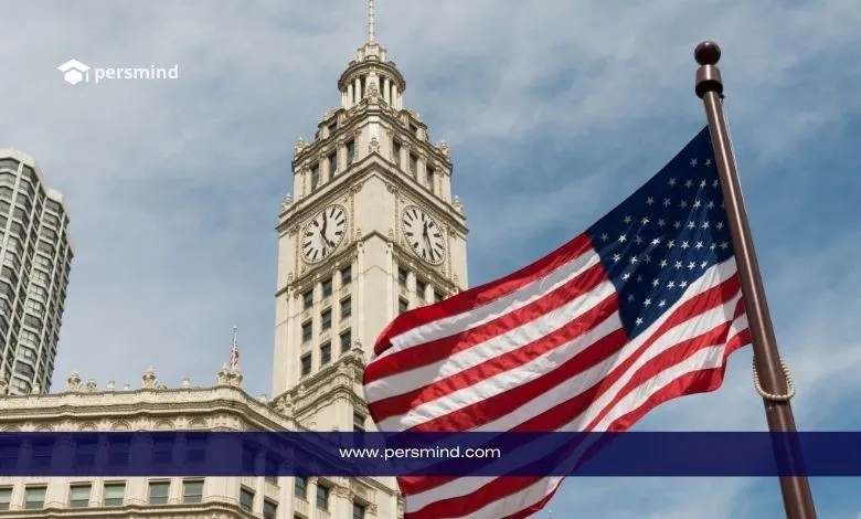 علم الولايات المتحدة أمام مبنى تاريخي جامعي يرمز إلى الجامعات المجانية في أمريكا