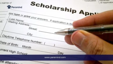 صورة طالب يملأ نموذج طلب منحة دراسية باستخدام قلم أثناء التحضير للحصول على خطاب توصية قوي