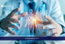 طبيب يعرض نموذجًا رقميًا لجسم الإنسان بتقنية ثلاثية الأبعاد يرمز إلى دراسة الطب البشري والتشخيص الطبي الحديث