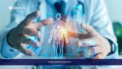 طبيب يعرض نموذجًا رقميًا لجسم الإنسان بتقنية ثلاثية الأبعاد يرمز إلى دراسة الطب البشري والتشخيص الطبي الحديث