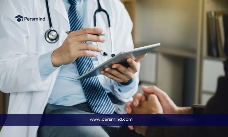 طبيب يجري استشارة مع مراجع باستخدام جهاز لوحي، في سياق توضيح دور الأطباء النفسيين ضمن دراسة الطب النفسي.