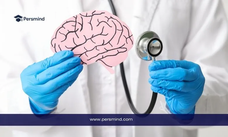 طبيب يرتدي قفازات طبية يحمل نموذجًا ورقيًا للدماغ ويستخدم سماعة طبية، في سياق توضيح دراسة الطب النفسي وتخصصات الصحة العقلية.