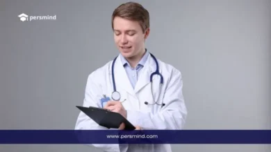 طبيب يرتدي معطفًا أبيض وسماعة طبية يراجع ملفًا طبيًا يرمز إلى دراسة الطب في أمريكا