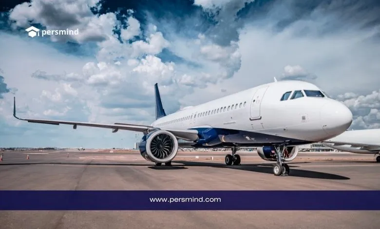 طائرة ركاب حديثة متوقفة على مدرج المطار تحت سماء مليئة بالغيوم، ترمز إلى دراسة الطيران والتدريب العملي في ألمانيا، مع شعار Persmind أسفل الصورة.