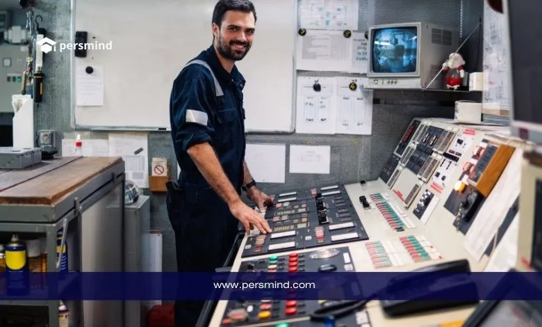 مهندس بحري داخل غرفة التحكم بالسفينة يقوم بتشغيل ومراقبة لوحات التحكم والأنظمة التقنية في سياق تخصص الهندسة البحرية.