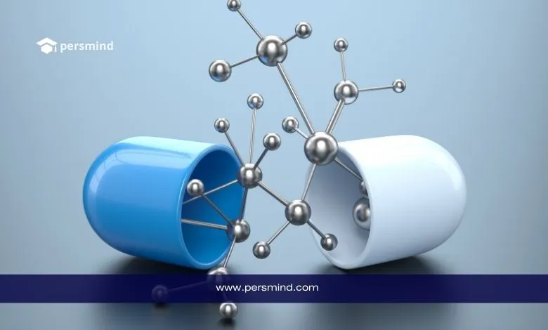 رجل يحمل جهازًا لوحيًا يظهر عليه مخطط جزيئي وكلمة Nanotechnology في إشارة إلى دراسة تخصص علم النانو تكنولوجي