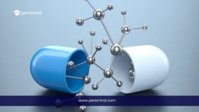 مجسم لجزيئات نانوية تخرج من كبسولة دوائية في إشارة إلى تطبيقات علم النانو تكنولوجي في الطب