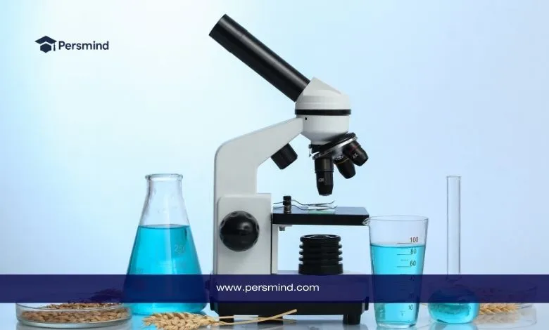 مجهر مختبري محاط بأدوات زجاجية تحتوي على سوائل كيميائية، في سياق دراسة علم الأحياء الدقيقة والاختبارات المخبرية.