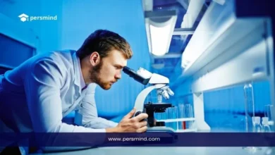 عالم أحياء دقيقة يفحص عينة باستخدام المجهر داخل مختبر متخصص، في سياق دراسة علم الأحياء الدقيقة والبحوث الميكروبية.