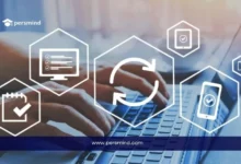 صورة ليدين تعملان على الحاسوب مع رموز بيانات وتحليل رقمي، تُستخدم في مقال دراسة علوم البيانات في السعودية.