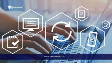 صورة ليدين تعملان على الحاسوب مع رموز بيانات وتحليل رقمي، تُستخدم في مقال دراسة علوم البيانات في السعودية.