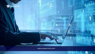 طالب أو مهندس برمجيات يعمل على الحاسوب مع أكواد رقمية وبيانات برمجية تمثل دراسة هندسة البرمجيات