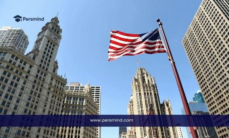 صورة لعلم الولايات المتحدة الأمريكية يرفرف بين ناطحات السحاب في مدينة نيويورك، مع شعار Persmind ورابط الموقع، تُستخدم في مقال زمالة بلومبيرغ.