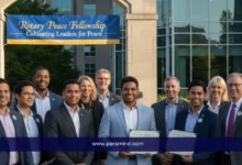 صورة مجموعة من المشاركين في زمالة روتاري للسلام 2027/28 يحملون شهاداتهم أمام لافتة Rotary Peace Fellowship – برنامج ممول بالكامل لإعداد قادة السلام.