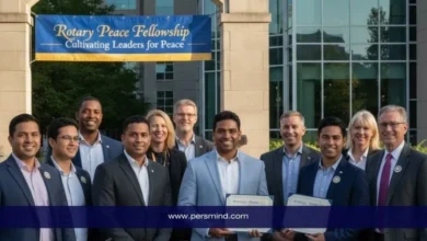 صورة مجموعة من المشاركين في زمالة روتاري للسلام 2027/28 يحملون شهاداتهم أمام لافتة Rotary Peace Fellowship – برنامج ممول بالكامل لإعداد قادة السلام.