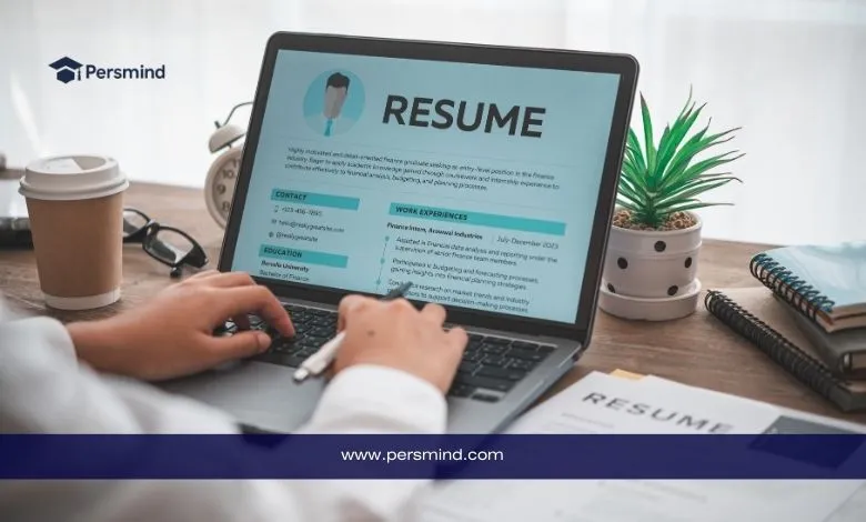 طالب يعمل على جهاز لابتوب ويقوم بإعداد سيرة ذاتية احترافية للتقديم على المنح الدراسية