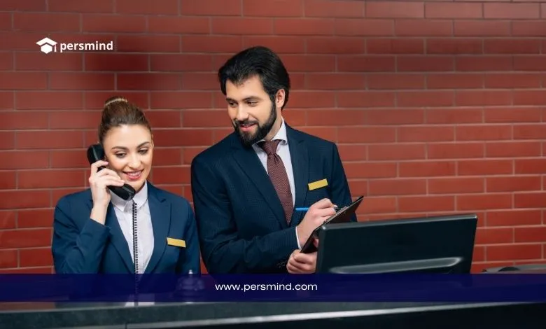 موظفان في قسم الاستقبال داخل شركة حديثة – فرص توظيف في قطاع خدمة العملاء والإدارة