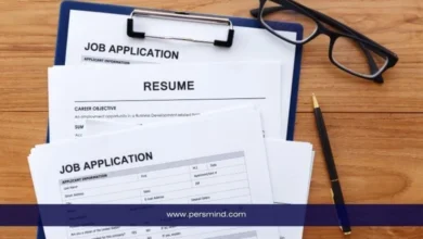 صورة لأوراق طلب توظيف وسيرة ذاتية على مكتب خشبي مع قلم ونظارات، تُستخدم في مقال فرصة عمل دولية في روسيا على موقع Persmind.