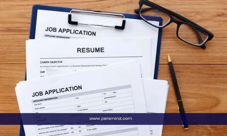 صورة لأوراق طلب توظيف وسيرة ذاتية على مكتب خشبي مع قلم ونظارات، تُستخدم في مقال فرصة عمل دولية في روسيا على موقع Persmind.
