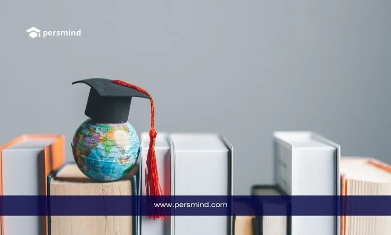 كرة أرضية صغيرة ترتدي قبعة تخرج فوق مجموعة كتب للدلالة على الدراسة الدولية والمنح الدراسية بالخارج.