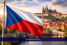 علم جمهورية التشيك يرفرف أمام معالم مدينة براغ التاريخية خلال فعالية منتدى الدبلوماسية الثقافية للشباب