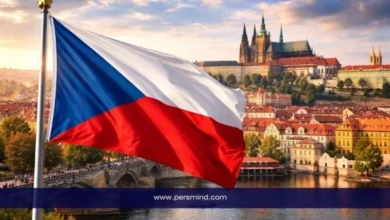 علم جمهورية التشيك يرفرف أمام معالم مدينة براغ التاريخية خلال فعالية منتدى الدبلوماسية الثقافية للشباب