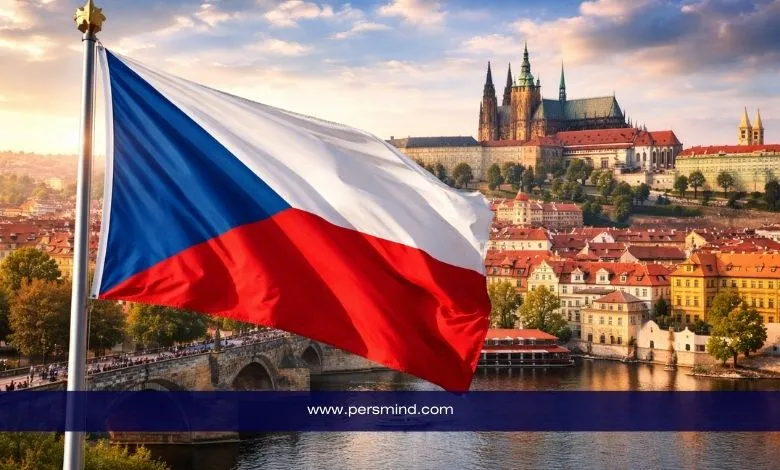 علم جمهورية التشيك يرفرف أمام معالم مدينة براغ التاريخية خلال فعالية منتدى الدبلوماسية الثقافية للشباب