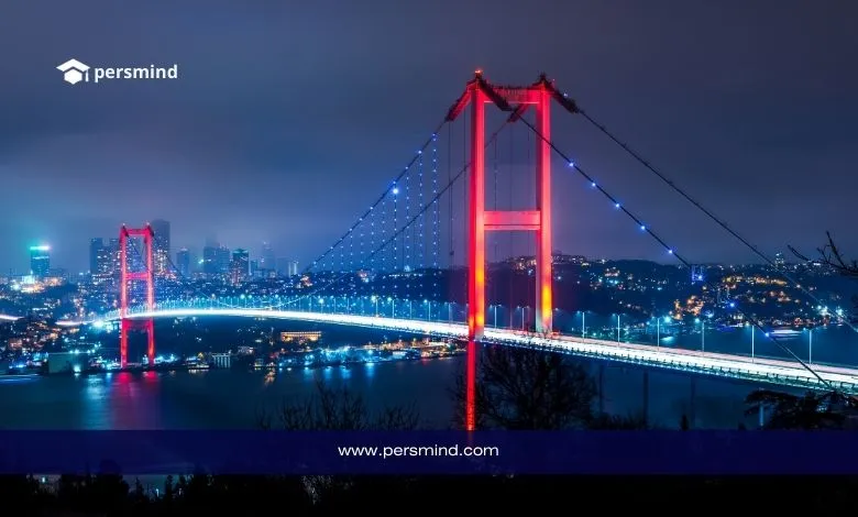 جسر البوسفور مضاء بالأزرق والأحمر فوق مضيق البوسفور في إسطنبول خلال الليل، في صورة تعبيرية لمقال منتدى الشباب حول أهداف الأمم المتحدة العالمية.
