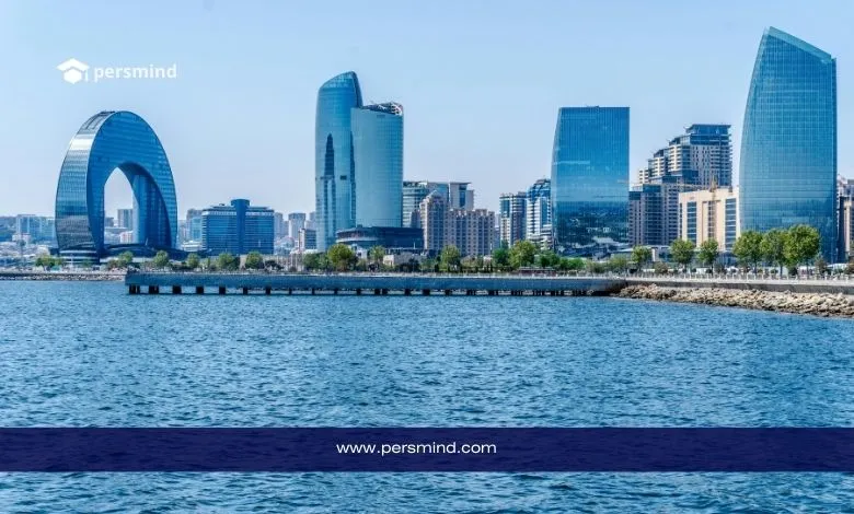 إطلالة على الواجهة البحرية لمدينة باكو مع مبانٍ حديثة ومعالم معمارية مميزة، في صورة تعبيرية لمقال منتدى المستقبل العالمي.