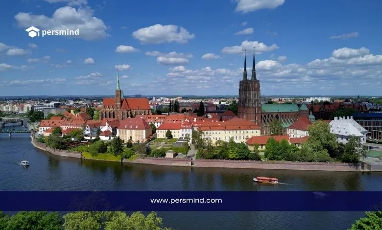 منظر لمدينة تاريخية في بولندا على ضفاف نهر يرمز إلى الدراسة ضمن منحة Polonista NAWA